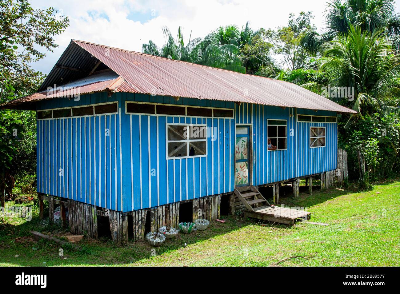 Dipinti esotici sulle case indiane della tribù Ticuna comunità, Mocagua, Amazon Rain Forest, Colombia Sud America. Foto Stock