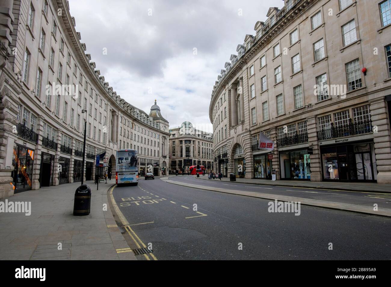 Londra, Regno Unito. 20 marzo 2020. Regent Street, normalmente una delle zone più popolari del West End per gli amanti dello shopping, è praticamente deserta, poiché la gente si allontana dal centro di Londra. Foto Stock