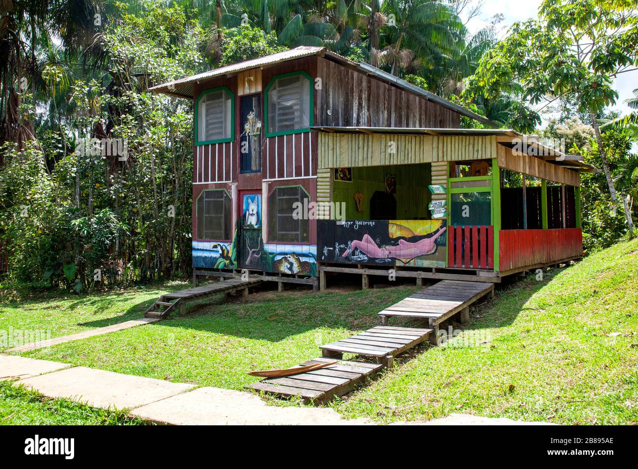 Dipinti esotici sulle case indiane della tribù Ticuna comunità, Mocagua, Amazon Rain Forest, Colombia Sud America. Foto Stock