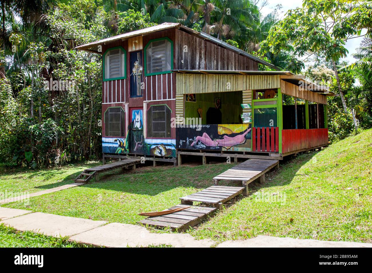 Dipinti esotici sulle case indiane della tribù Ticuna comunità, Mocagua, Amazon Rain Forest, Colombia Sud America. Foto Stock