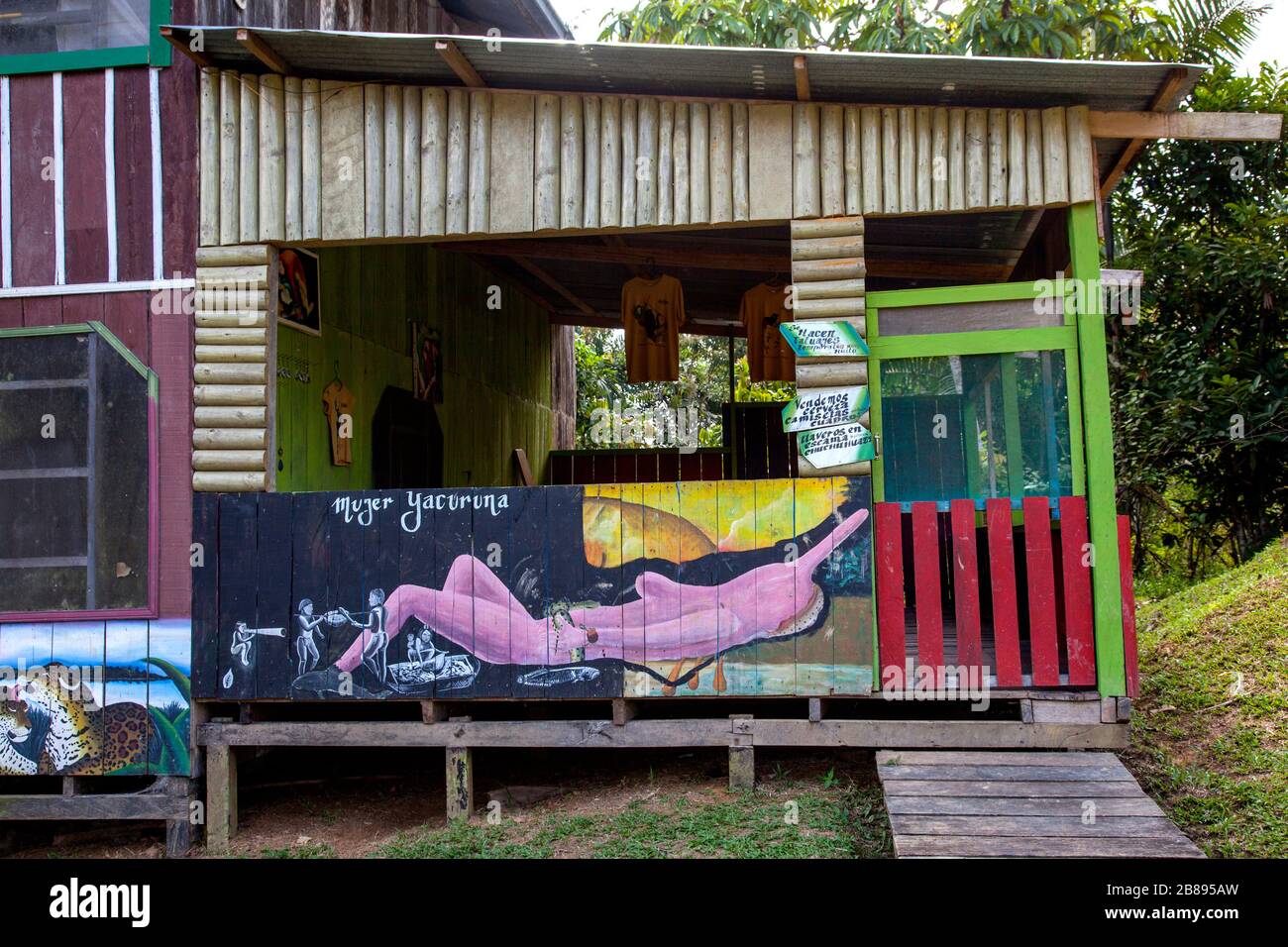 Dipinti esotici sulle case indiane della tribù Ticuna comunità, Mocagua, Amazon Rain Forest, Colombia Sud America. Foto Stock