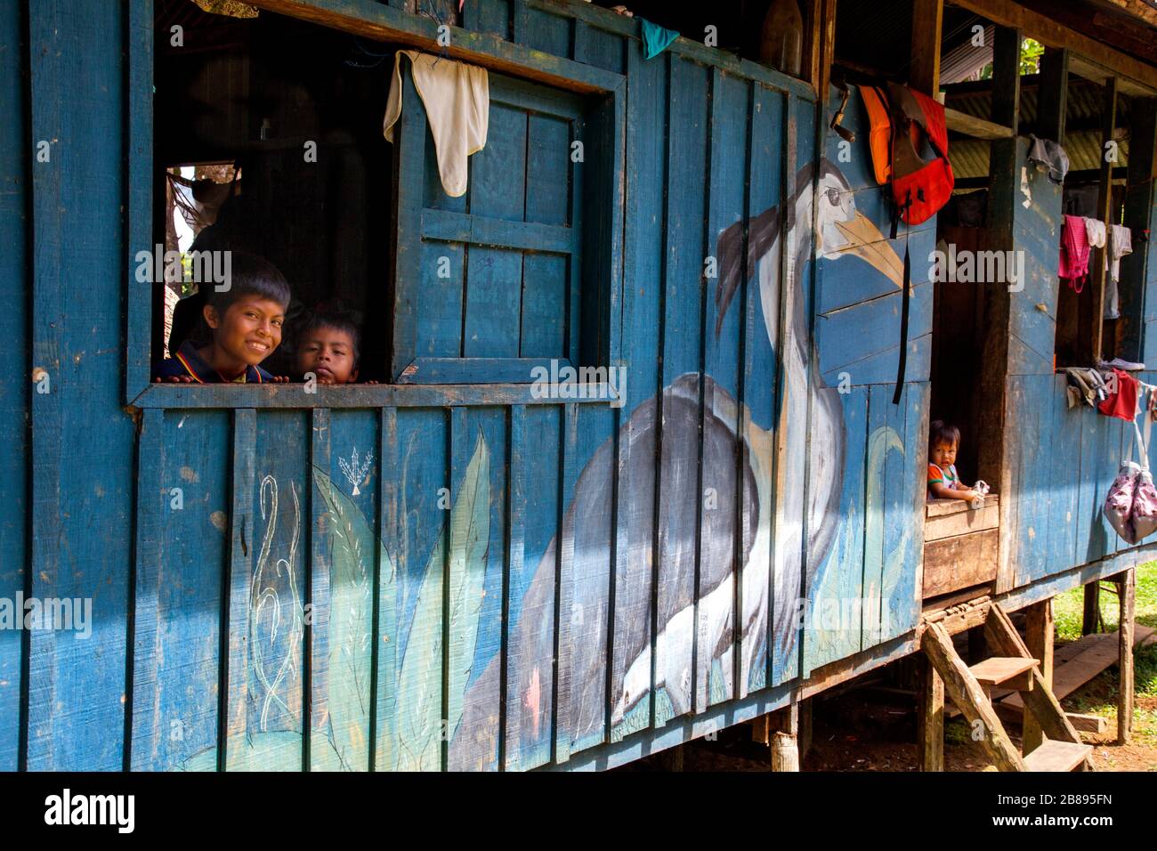 Dipinti esotici sulle case della comunità della tribù Ticuna, Mocagua, Amazon Rain Forest, Colombia Sud America. Foto Stock