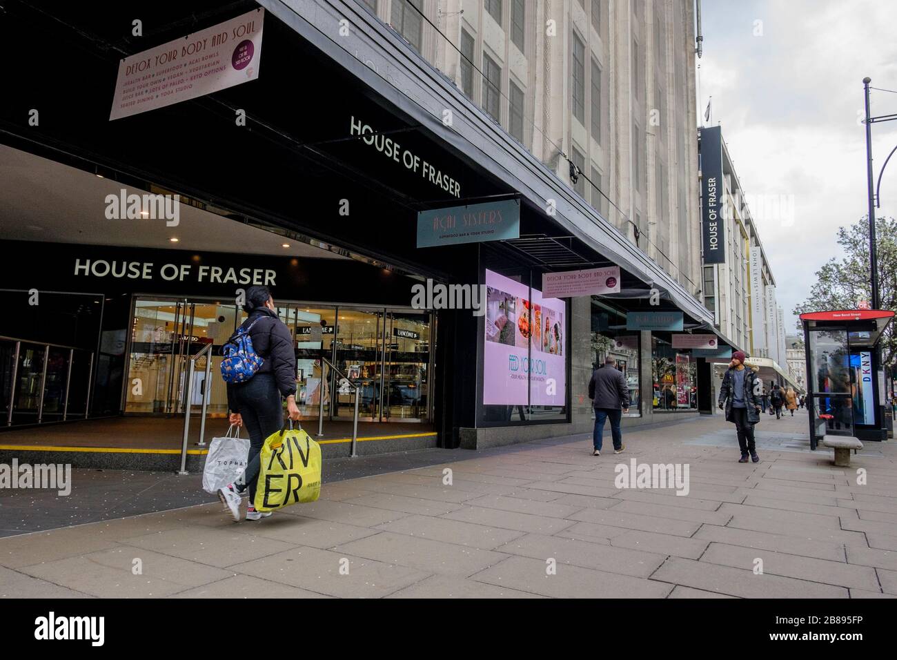 Londra, Regno Unito. 20 marzo 2020. I negozi di Oxford Street ricevono pochissimi clienti mentre la gente si allontana dal centro di Londra. Foto Stock