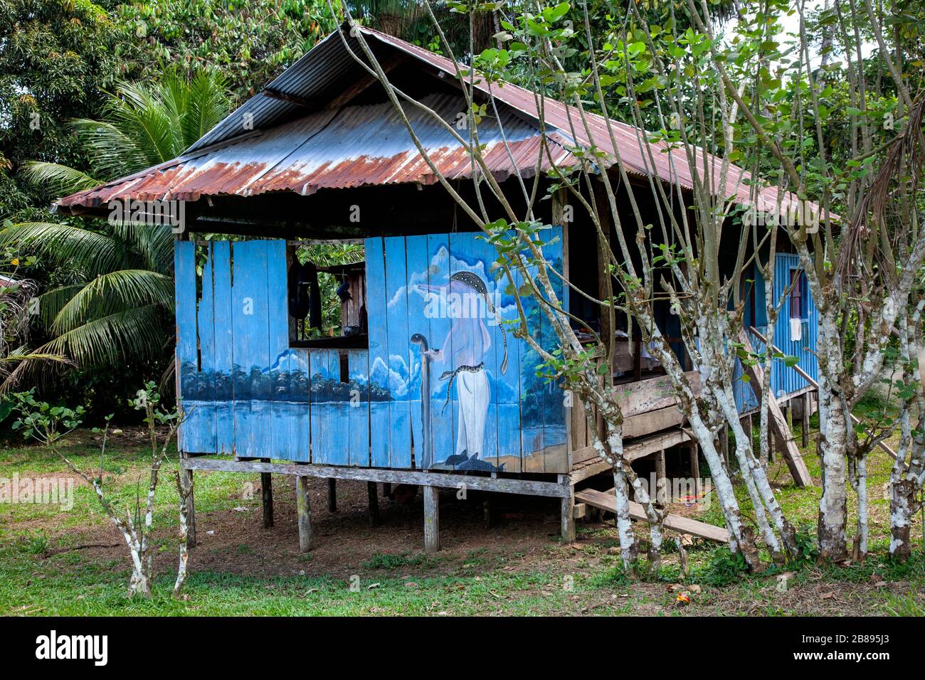 Dipinti esotici sulle case della comunità della tribù Ticuna, Mocagua, Amazon Rain Forest, Colombia Sud America. Foto Stock