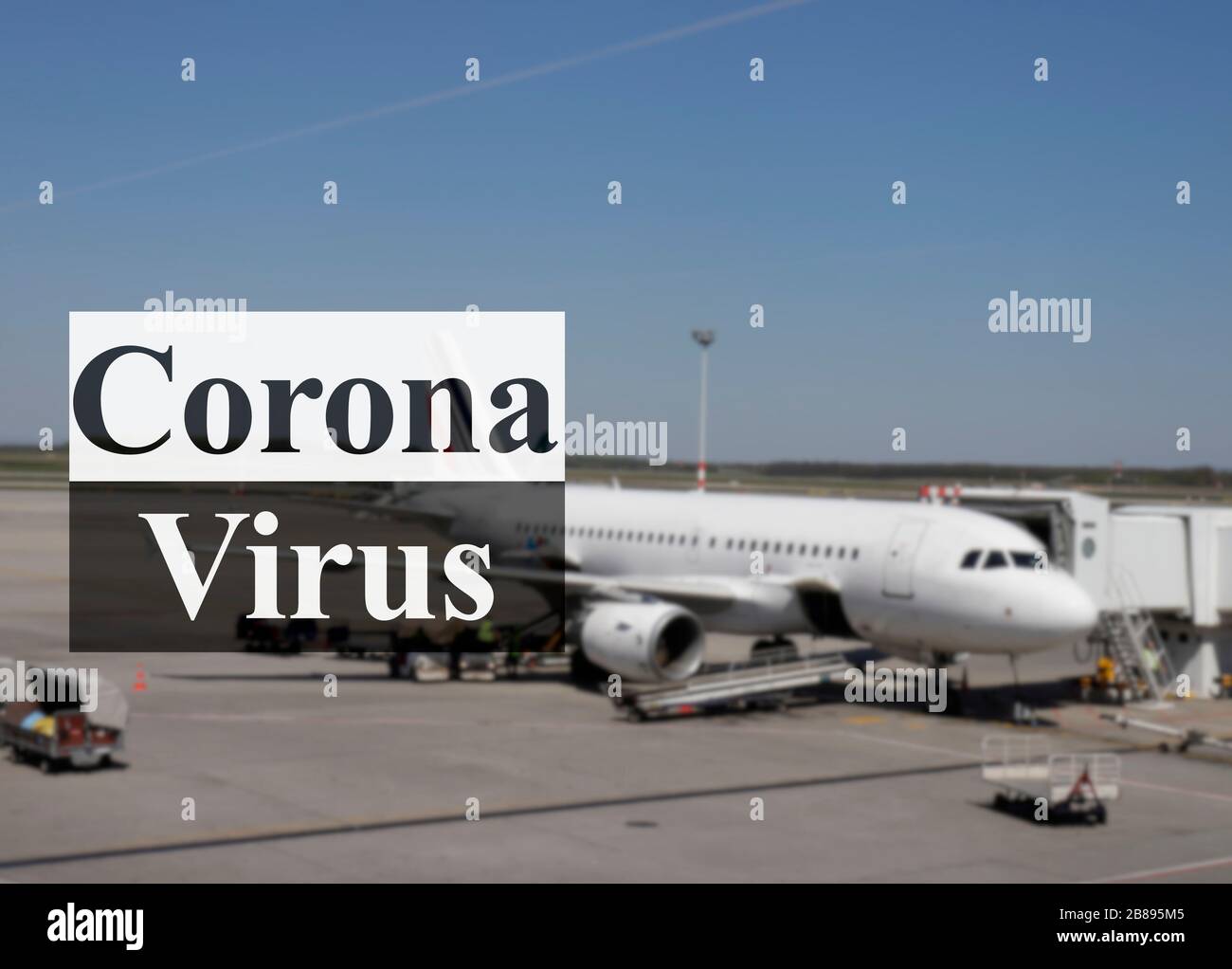 Immagine offuscata di aeroplano con parole coronavirus. Immagine che mostra la chiusura di aeroporti e voli per fermare la diffusione della pandemia. Foto Stock