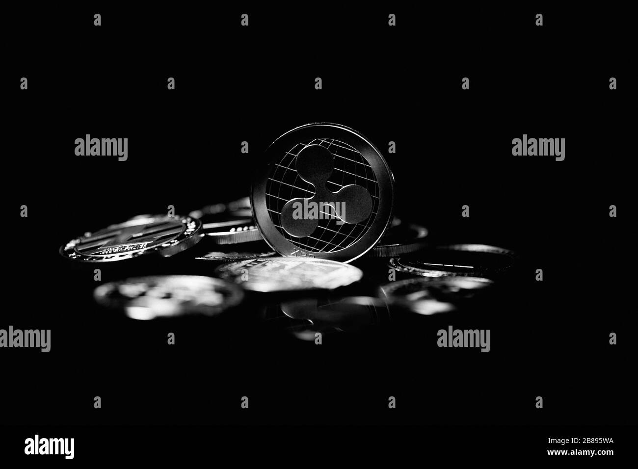 Moneta increspata su sfondo nero. Apprezzamento della valuta. Foto Stock