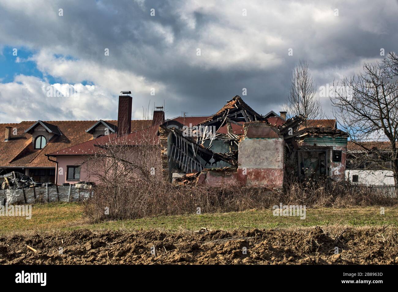 Le rovine di una vecchia casa che è crollato a causa di deterioramento. Foto Stock