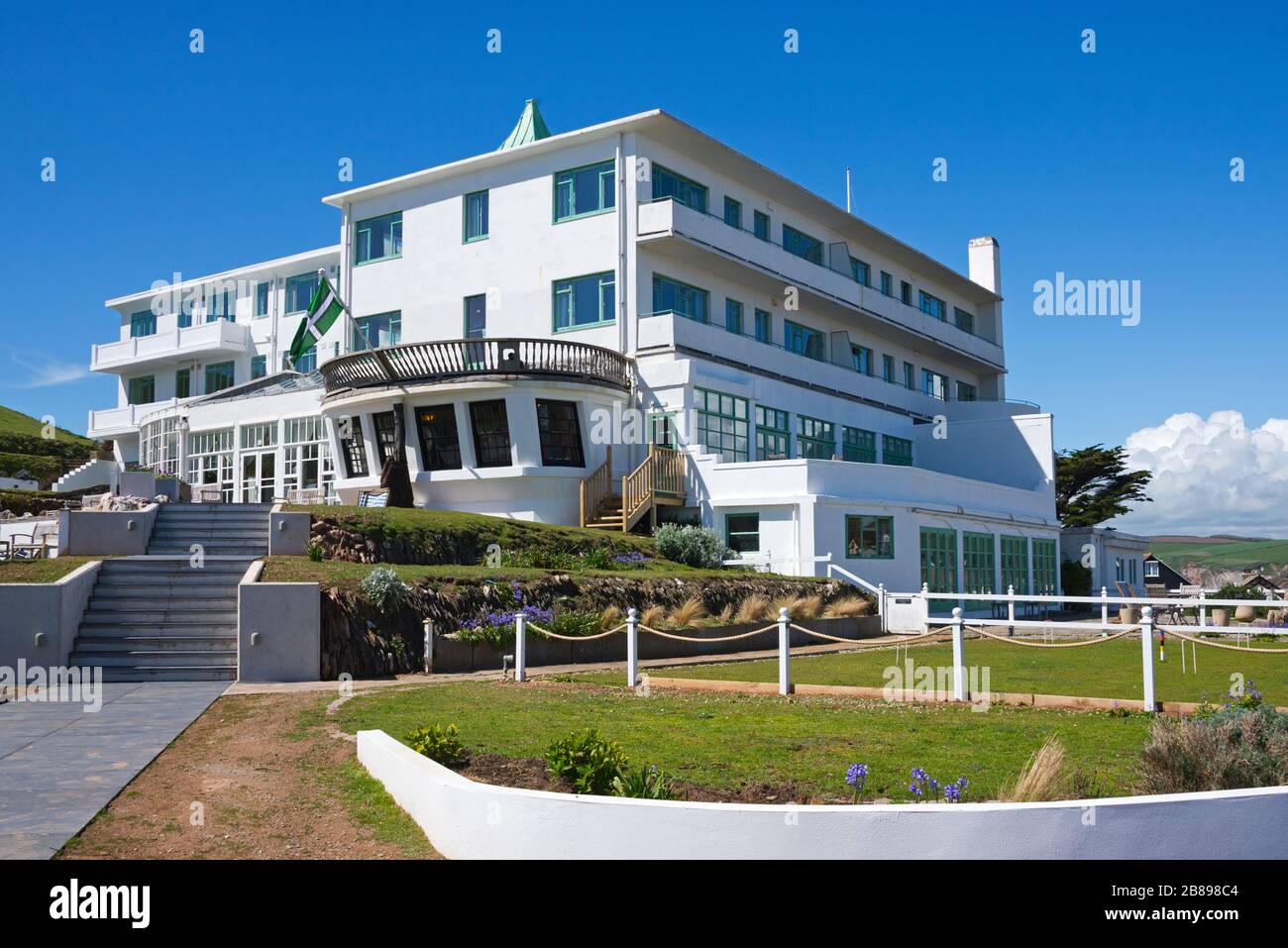 L'iconico hotel Art Deco Burgh Island degli anni '30 visto dai terreni dell'hotel su Burgh Island, sulla costa meridionale del Devon, Inghilterra, Regno Unito Foto Stock