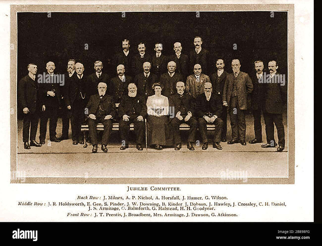 Huddersfield Industrial Society. Un ritratto di gruppo del Comitato giubilare - Milnes, Nichol, Horsfall, Hamer, Wilson, Holdsworth, Gee, Pinder, Downing, Pinder, Dobson, Hawley, Crossley, Daniel, Armitage, Balmforth, Halstead, Ggoodyear. Foto Stock