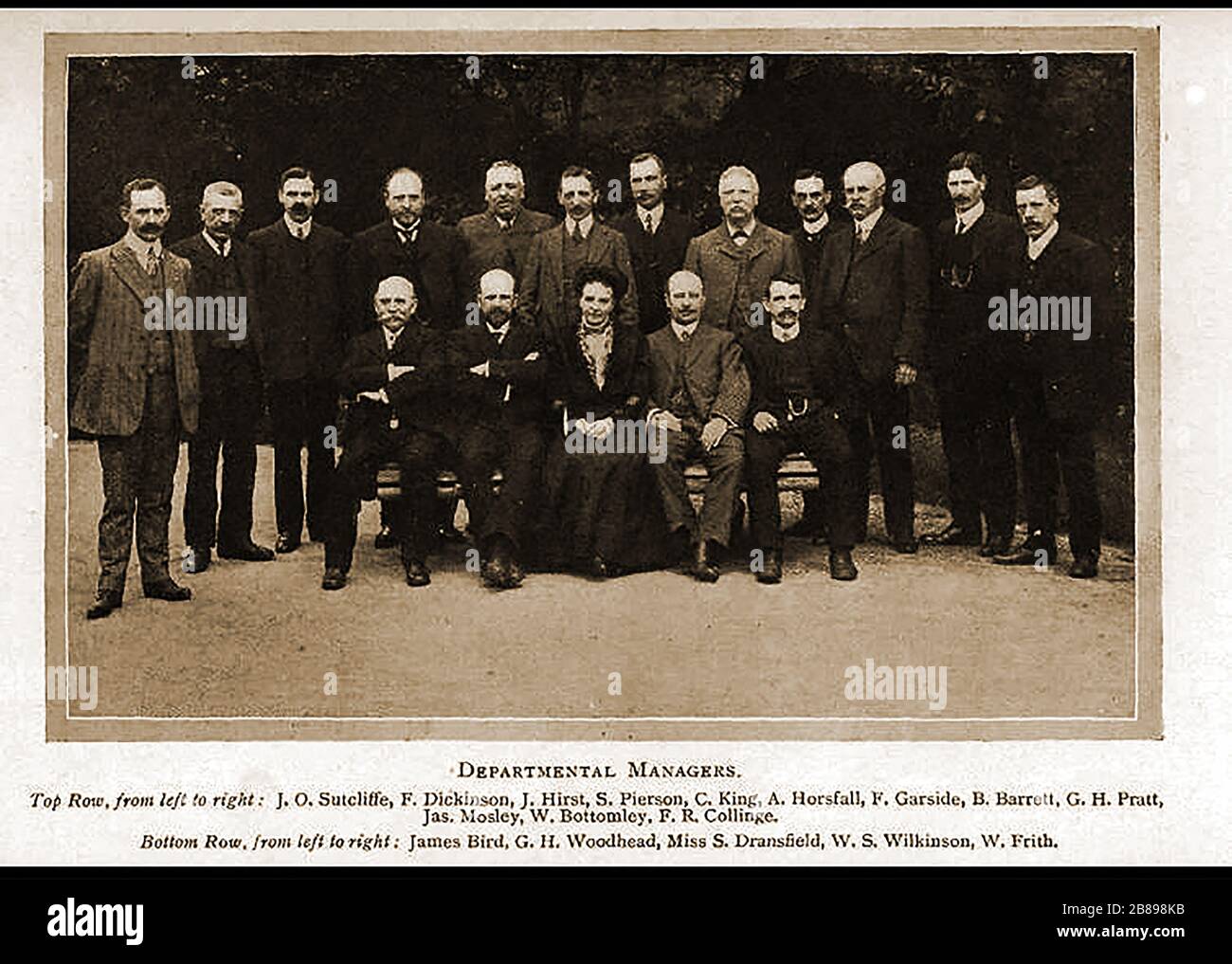 Huddersfield Industrial Society. Una prima fotografia storica dei responsabili di reparto. Sutcliffe, Dickinson, Hirst, Pierson, Re, Horsfall, Garside, Barrett, Pratt, James Mosley, Bottomley, Collingee. Foto Stock