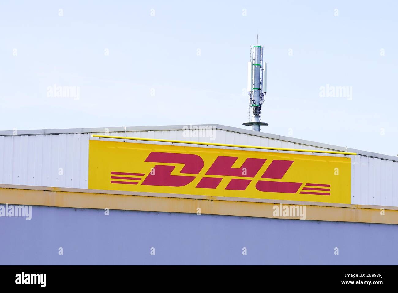 Bordeaux , Aquitaine / Francia - 10 25 2019 : negozio di facciate DHL centro di distribuzione firma ufficio Foto Stock