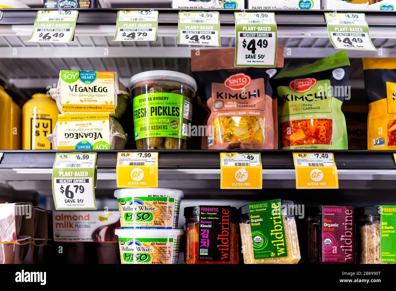 Herndon, USA - 18 marzo 2020: Sprouts Farmers Market scaffale alimentari confezionati al dettaglio mostra di vegan pianta-base naturale salute alimentare Veganegg, fresco p Foto Stock