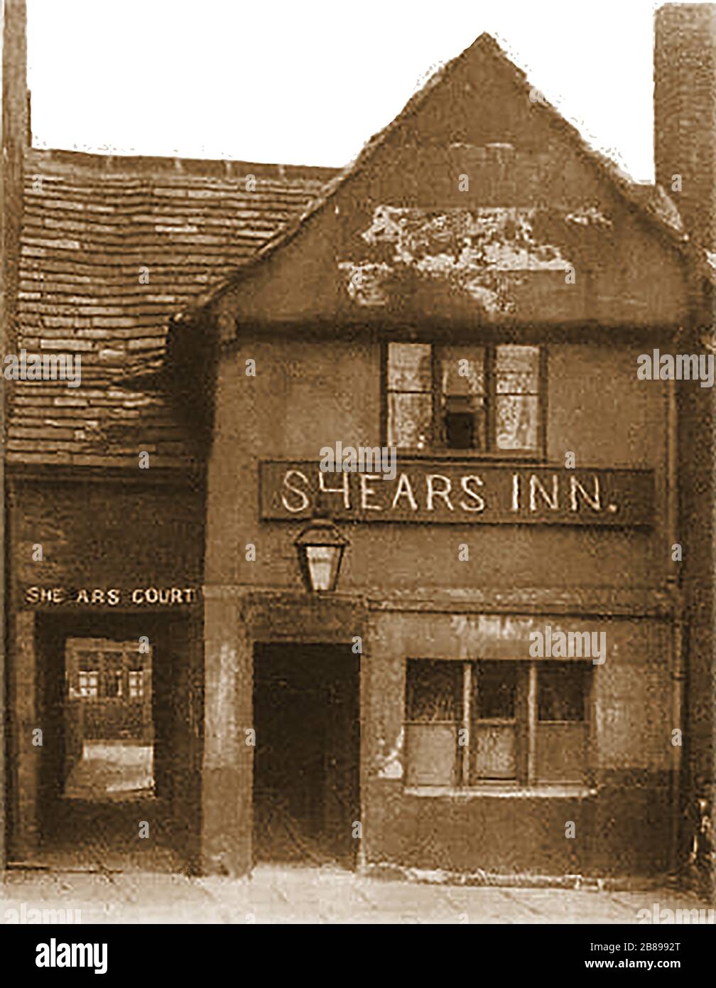 L'ex Shears Inn, Lower Head Road, Huddersfield, UK (chiuso nel 1909). La prima Co-operativa di Huddersfield fu costituita presso la locanda nel 1860, con un numero di membri di tredici persone. Potrebbe aver fatto parte di Huddersfield Hall su Tinker Croft . Gli Shears si trovavano accanto allo Spotted Cow Inn (in seguito dando il nome ad un pub più moderno sul sito). Shears Court era anche noto come Boots Court, Shears Yard e Boots Yard (da non confondere con un'altra Boots Court, in Temple Street. Una volta si teneva una Fiera del bestiame nello spazio aperto di fronte a questi edifici Foto Stock