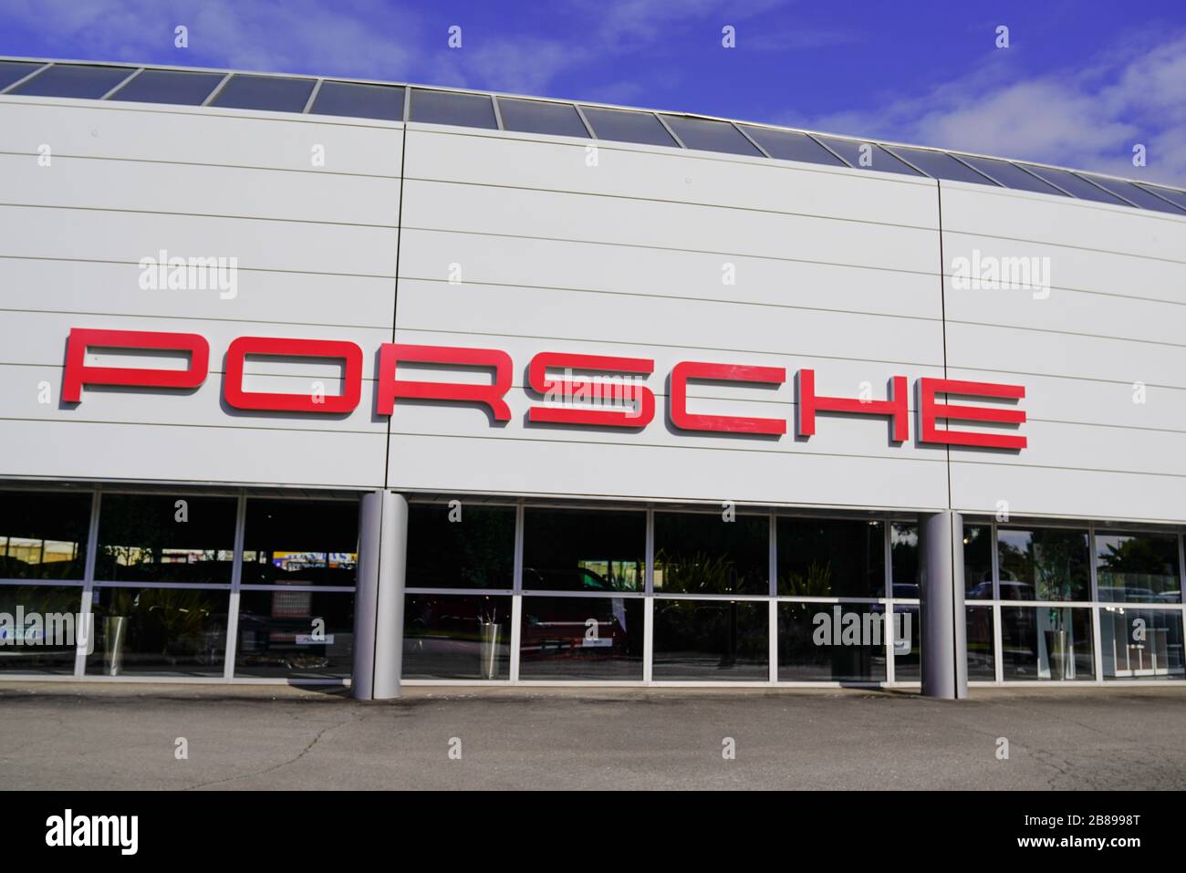 Bordeaux , Aquitaine / France - 10 16 2019 : Porsche concessionaria firma logo store costruttore automobilistico tedesco specializzato in sport ad alte prestazioni Foto Stock