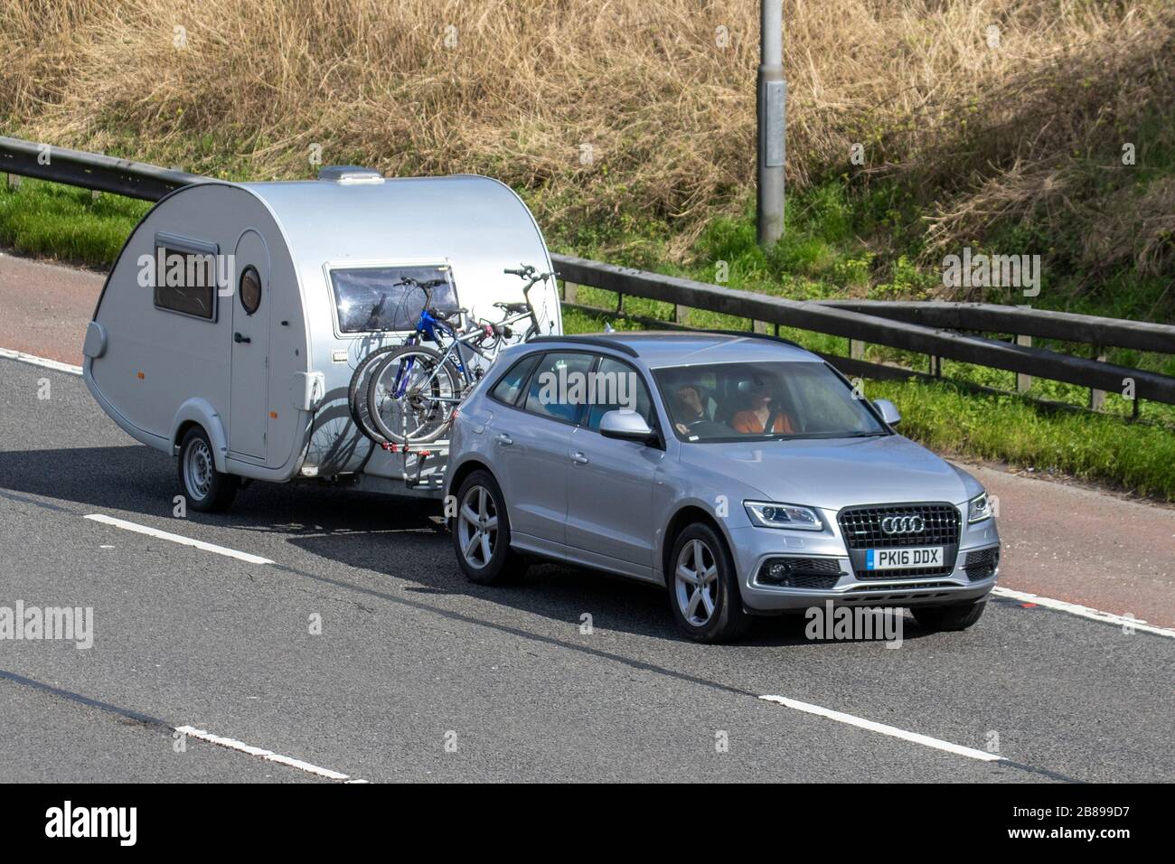 2016 Audi Q5 S Line TDI quattro trainante caravan; traffico veicolare del Regno Unito, trasporto, veicoli in movimento, veicolo, strade, motori, motorizzazione sull'autostrada M6 Foto Stock