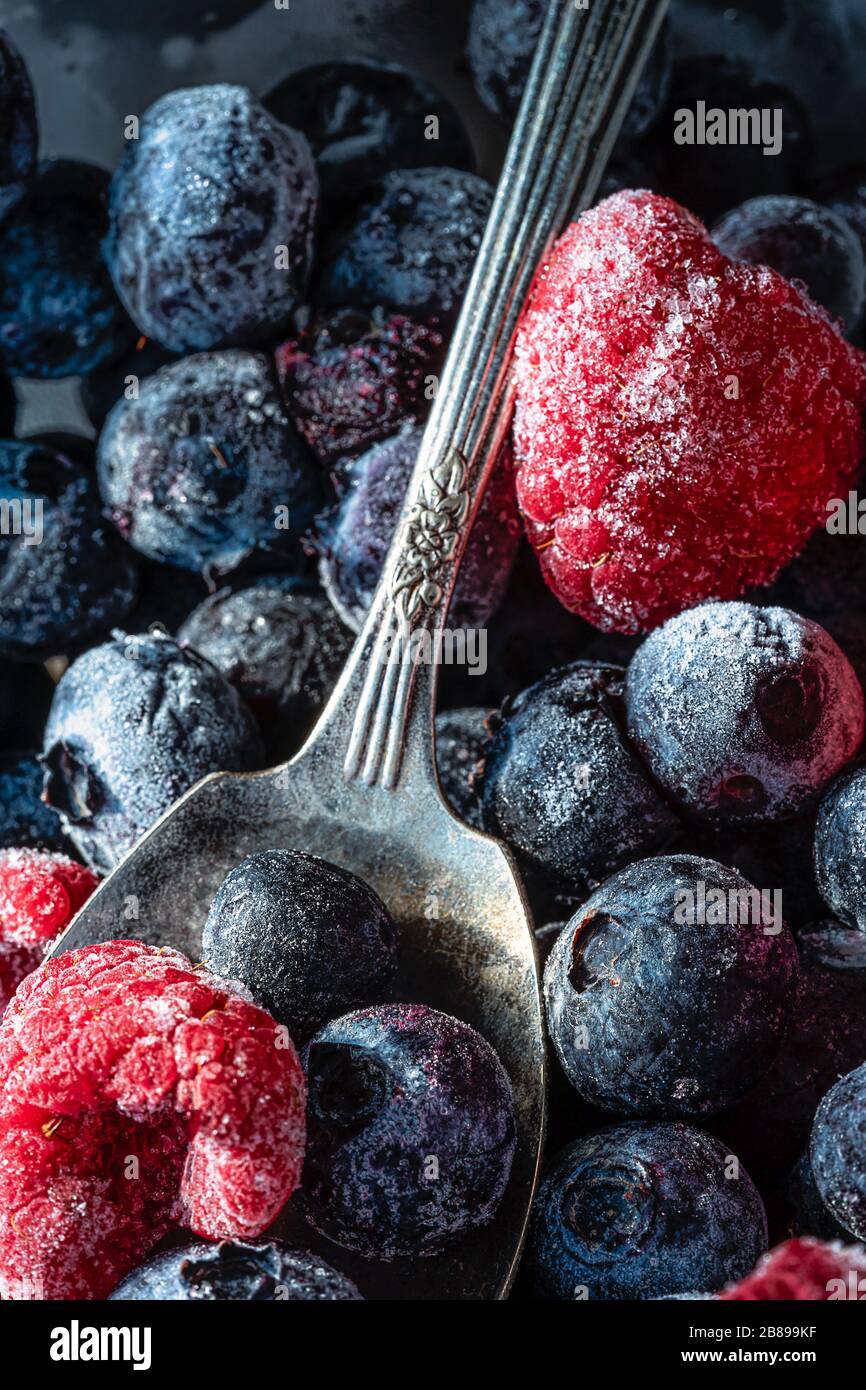 Lampone congelato sul cucchiaino da tè Foto Stock