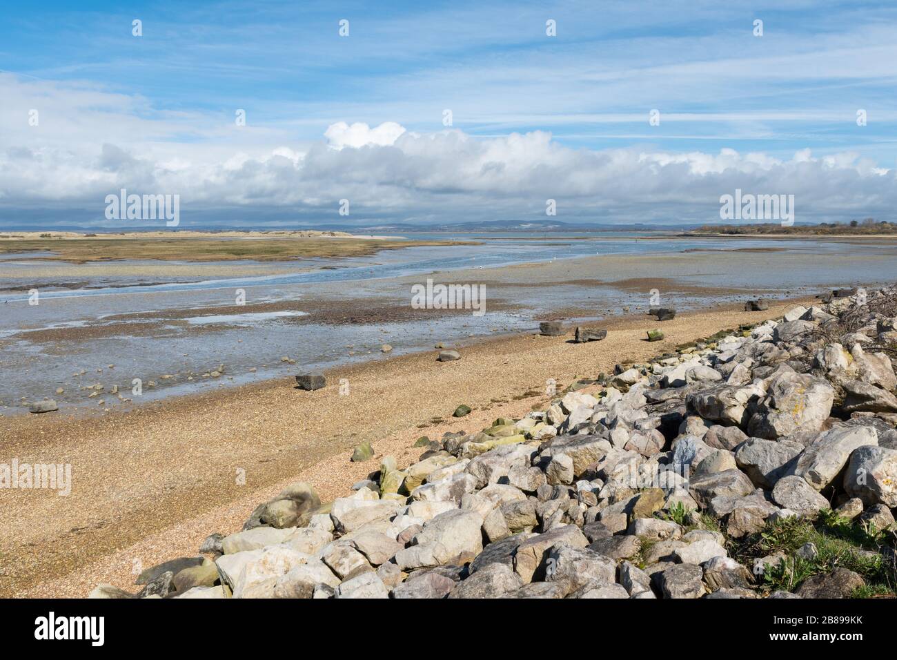 Spiaggia e costa vicino a West Wittering con vista sul porto di Chichester a East Head, West Sussex, Regno Unito Foto Stock