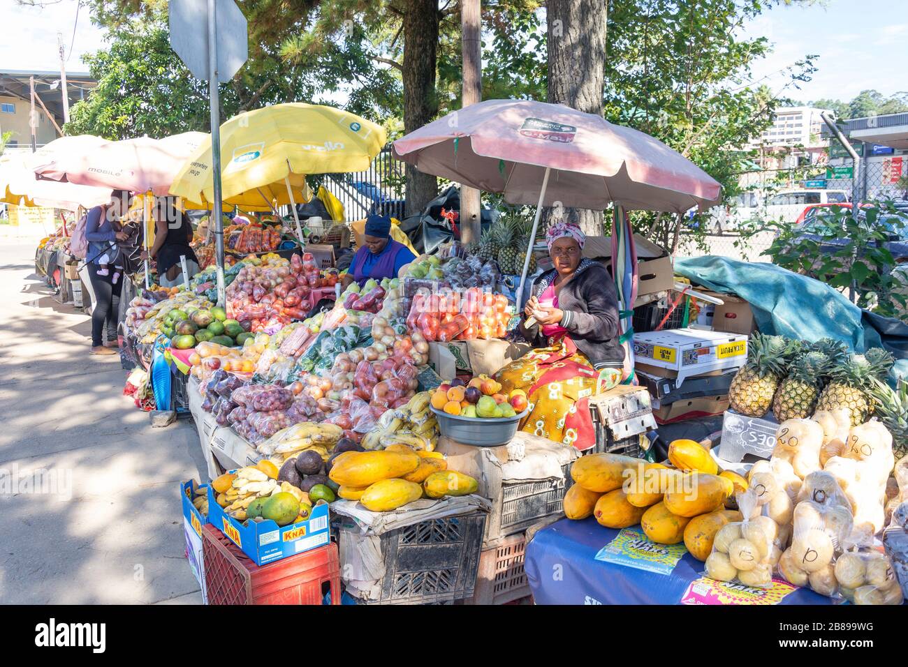 Bancarelle di frutta e verdura all'aperto, Dr Sishayi, Mbabane, Regno di Eswatini (Swaziland) Foto Stock