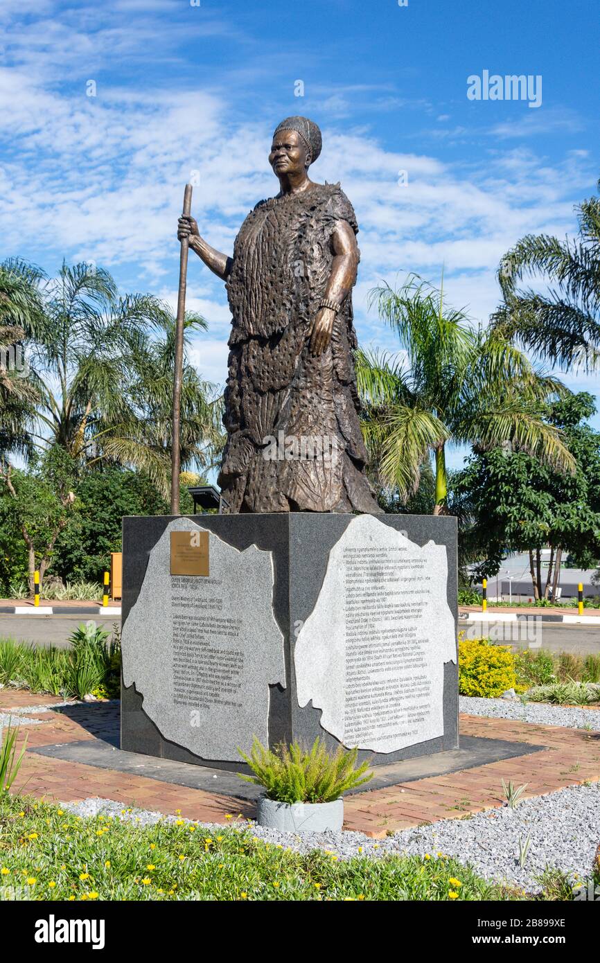Statua della Regina Regente Gwamile (1858-1925) alla rotonda, Gwamile Street, Mbabane, Regno di Eswatini (Swaziland) Foto Stock