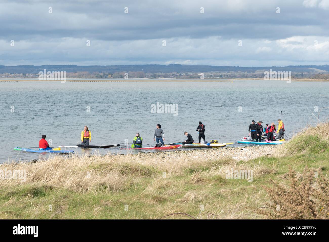 Paddle Boarders a Chichester Harbour, West Sussex, Inghilterra, Regno Unito Foto Stock