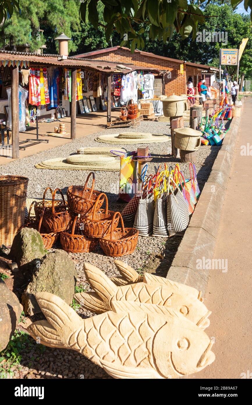 Bancarelle di souvenir di artigianato e arti stradali, vicino a Lobamba, Valle Ezulwini, Regione di Hohho, Regno di Swaziland Foto Stock