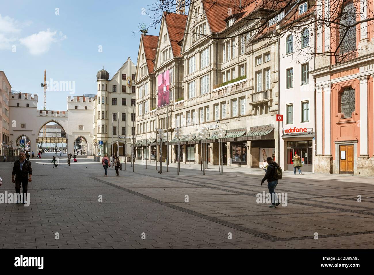 Baviera-Mucnich-Germania, 20. März 2020: Poche persone camminano al Karlsplatz Stachus di Monaco, che è di solito affollata ma rimane vuota a causa di Th Foto Stock