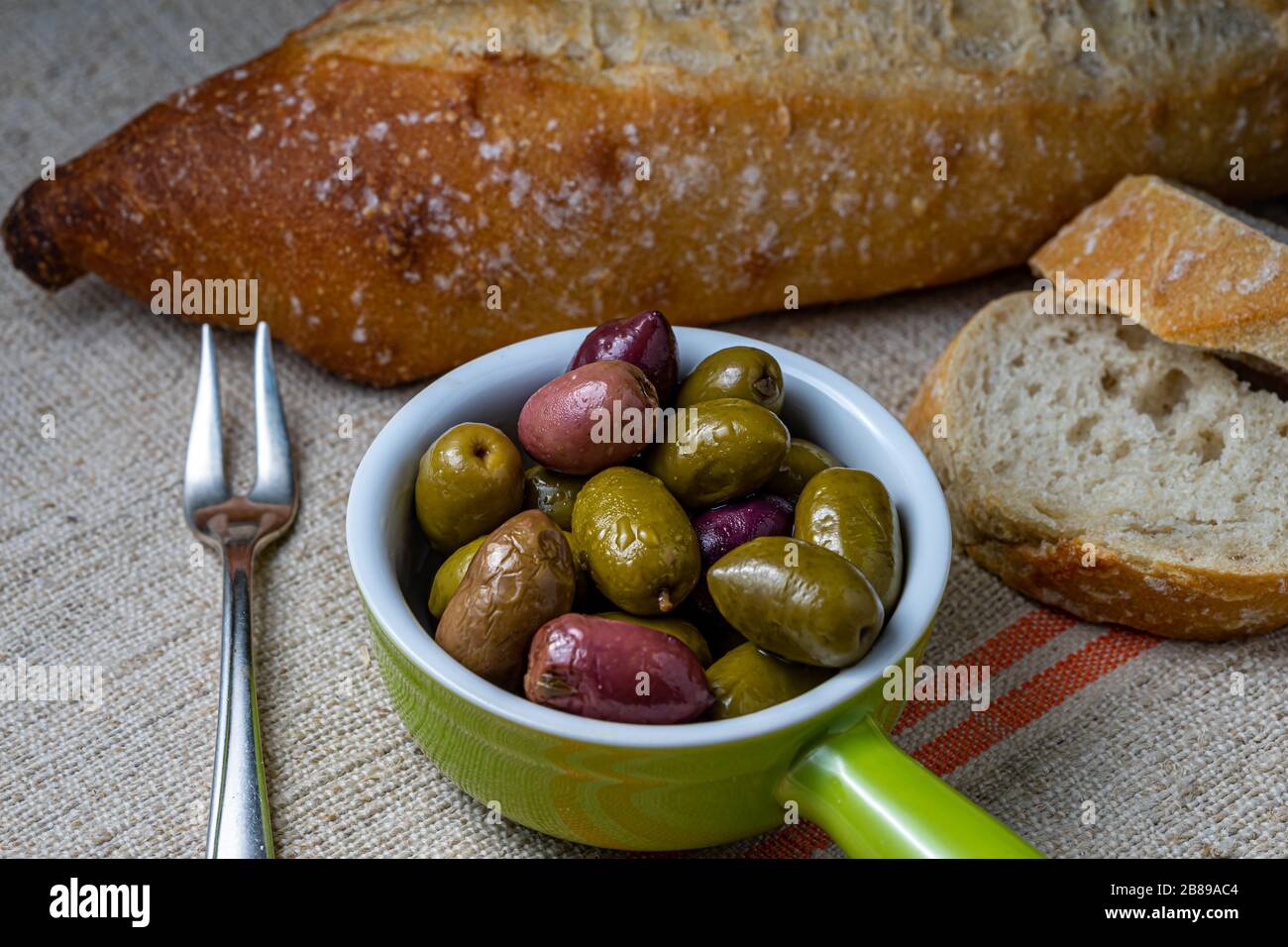 Olive greche e pane. Foto Stock