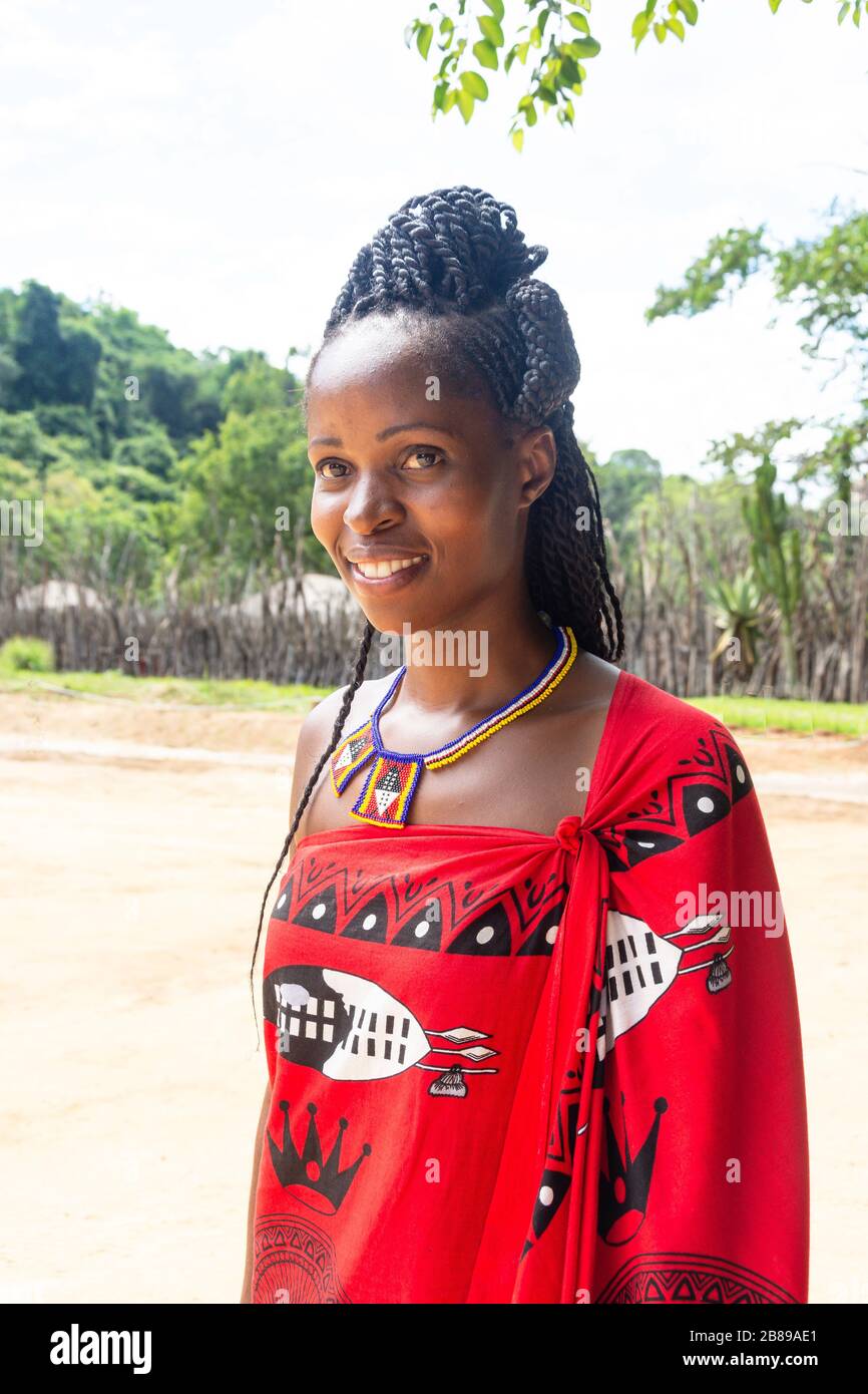 Giovane guida Swazi al Centro Culturale Swazi, Riserva Naturale di Mantenga, Lobamba, Valle Ezulwini, Regione di Hohho, Regno di Eswatini (Swaziland) Foto Stock