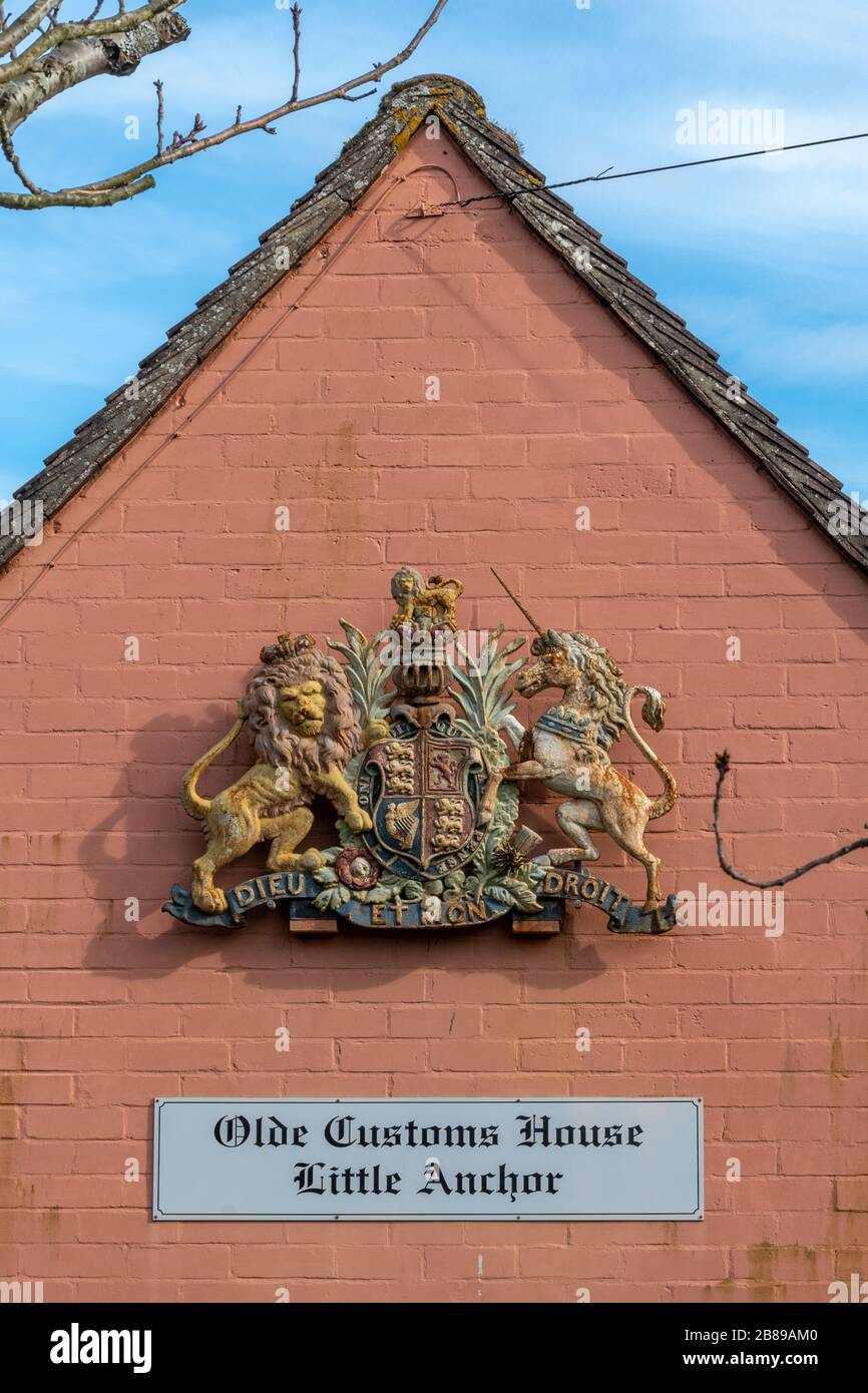 L'Olde Customs House e emblema nel West Sussex villaggio di Itchenor, Regno Unito Foto Stock