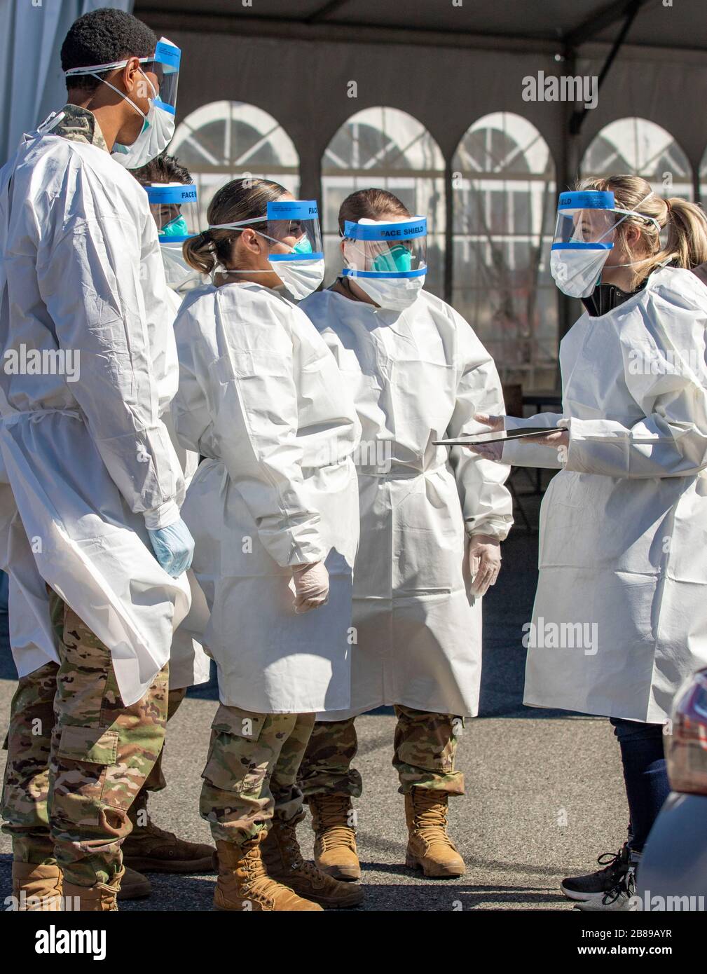 I membri della Guardia Nazionale di New York sono addestrati da un dipendente del Dipartimento della Sanità per registrare e monitorare i campioni presso il Drive-Through COVID-19 Mobile Testing Center situato a Glenn Island Park il 14 marzo 2020 a New Rochelle, New York. Foto Stock