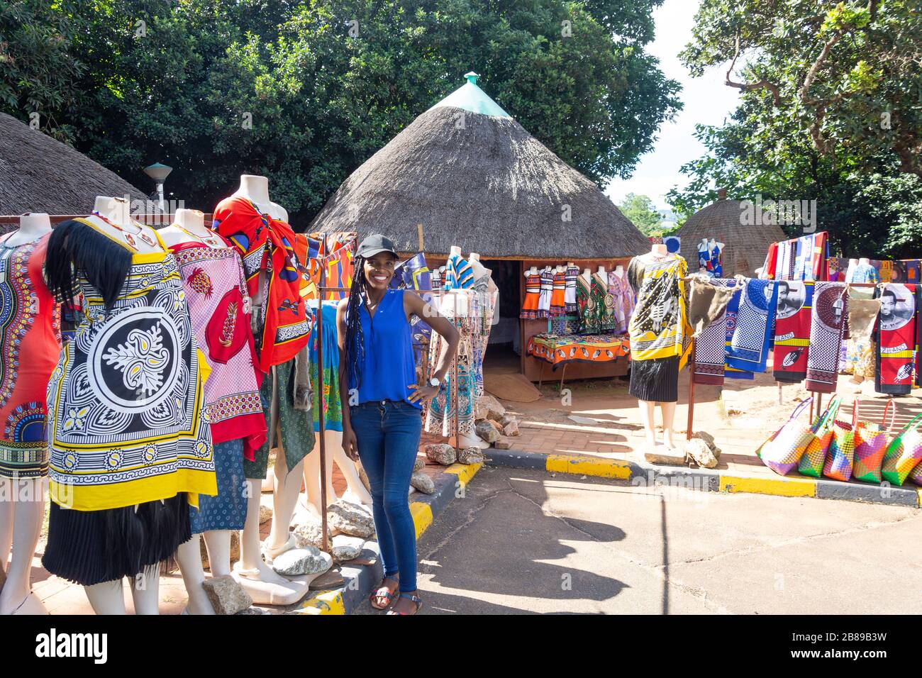 Proprietario di bancarelle di souvenir, Royal Swazi Spa Hotel & Casino, Lobamba, Valle Ezulwini, Regno di Eswatini (Swaziland) Foto Stock