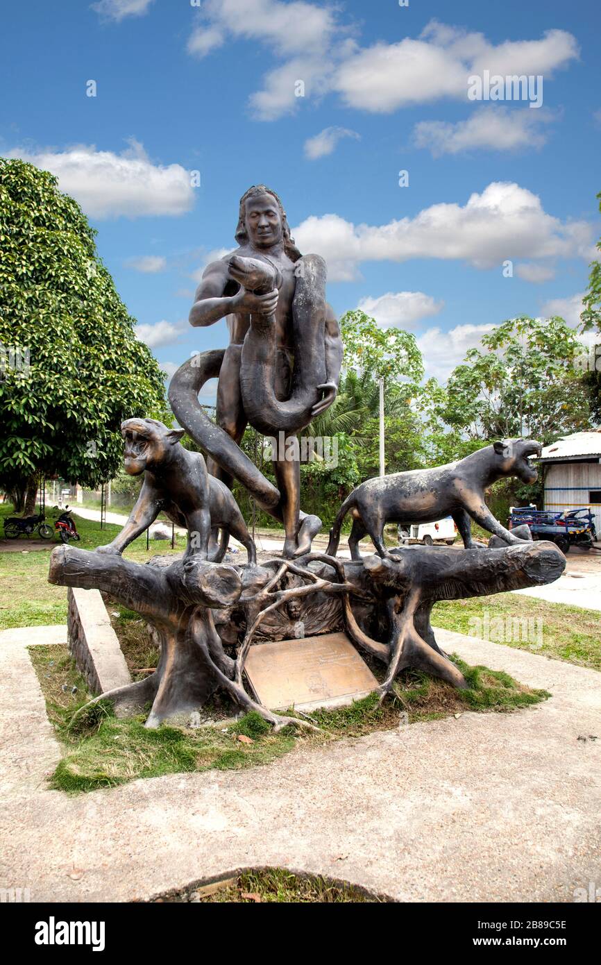 Statua di bronzo di Kapax all'aeroporto di Leticia in Amazzonia, Colombia, Sud America. Foto Stock