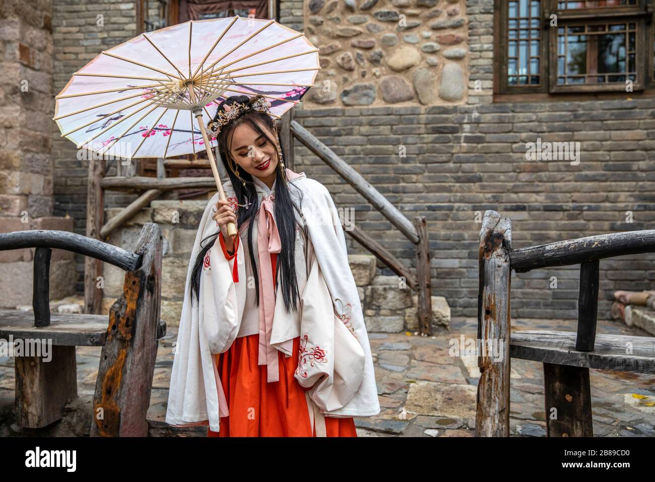 Ragazza cinese con ombrello a Gubei Water Town, Pechino, Cina Foto Stock