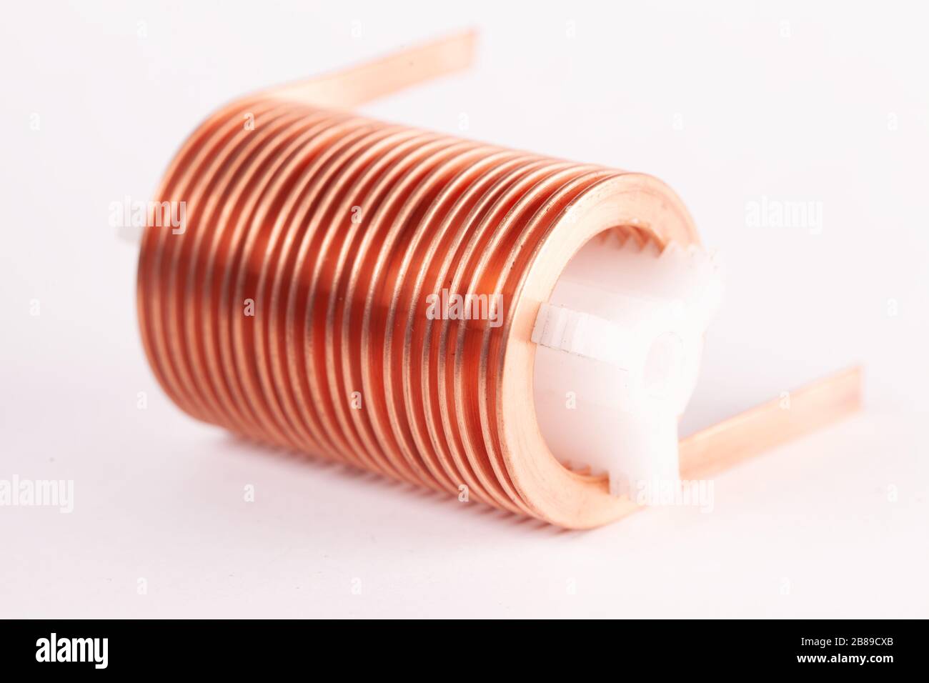 Primo piano filo di rame intrecciato piatto su un tappo di plastica su una  superficie bianca. Concetto di piccole parti per la fabbricazione di  elettrodomestici e powerfu Foto stock - Alamy