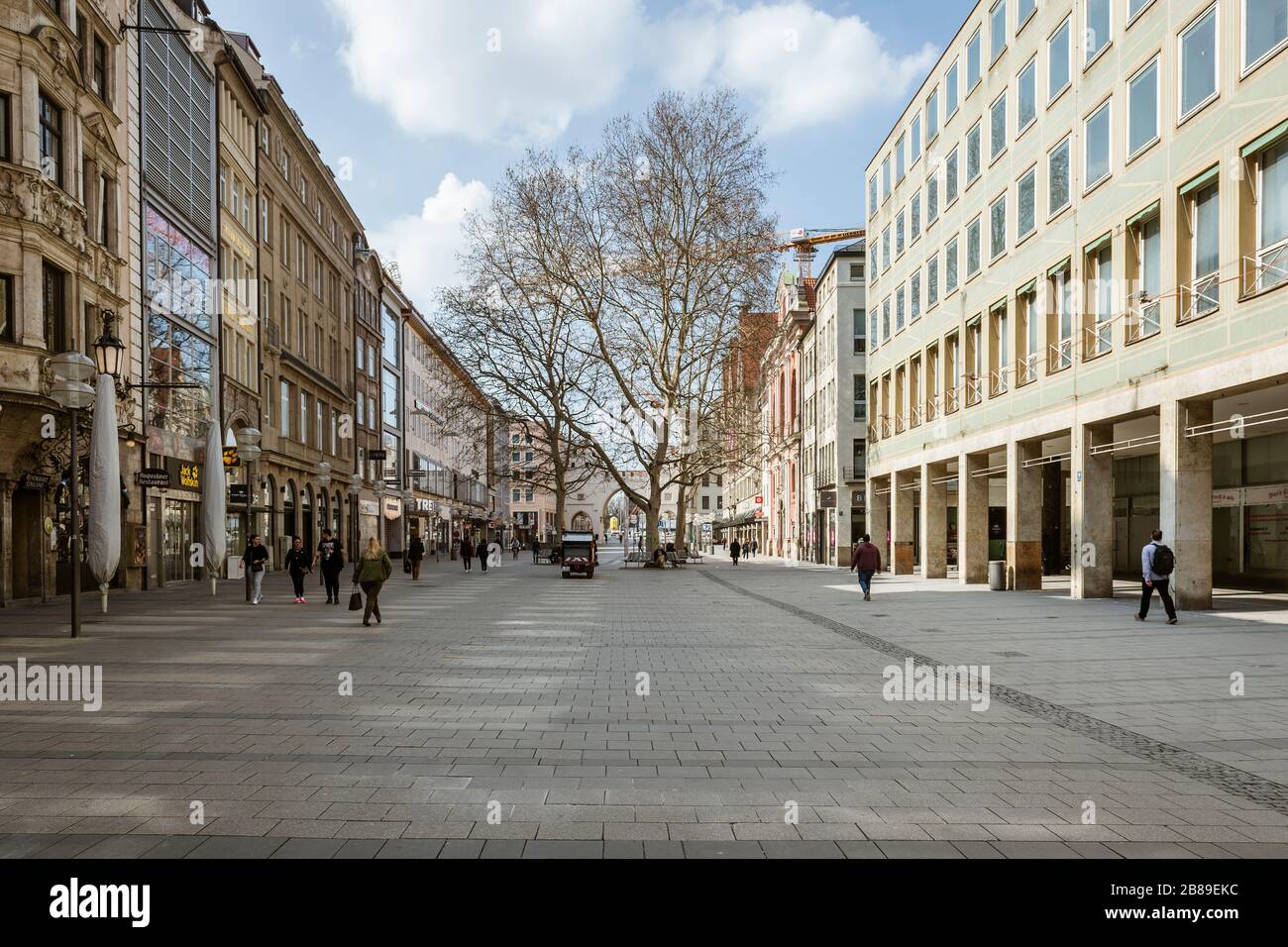 Baviera-Mucnich-Germania, 20. März 2020: Poche persone camminano su Kaufingerstrasse a Monaco, che è di solito affollata, ma rimane vuota a causa del nuovo coro Foto Stock