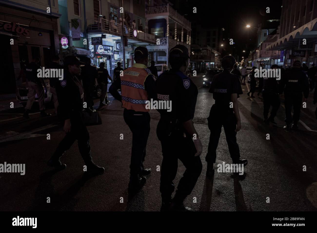Il Sud Africa ha un coprifuoco delle 18:00 per bar e club per contenere la diffusione del Coronavirus. Polizia che attua l'ordine a Long Street di Città del Capo Foto Stock