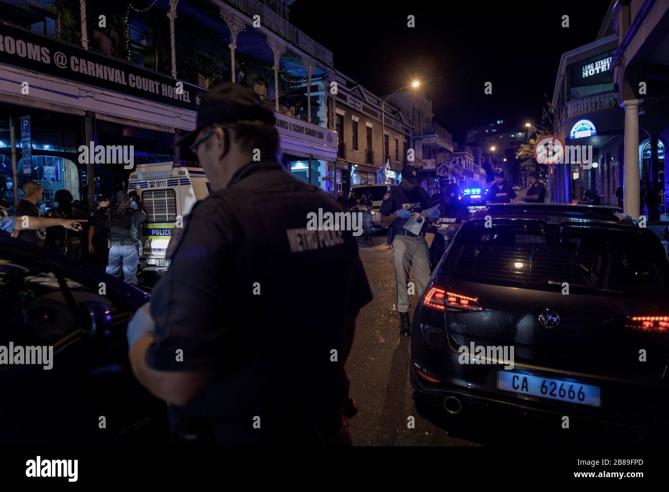 Il Sud Africa ha un coprifuoco delle 18:00 per bar e club per contenere la diffusione del Coronavirus. Polizia che attua l'ordine a Long Street di Città del Capo Foto Stock
