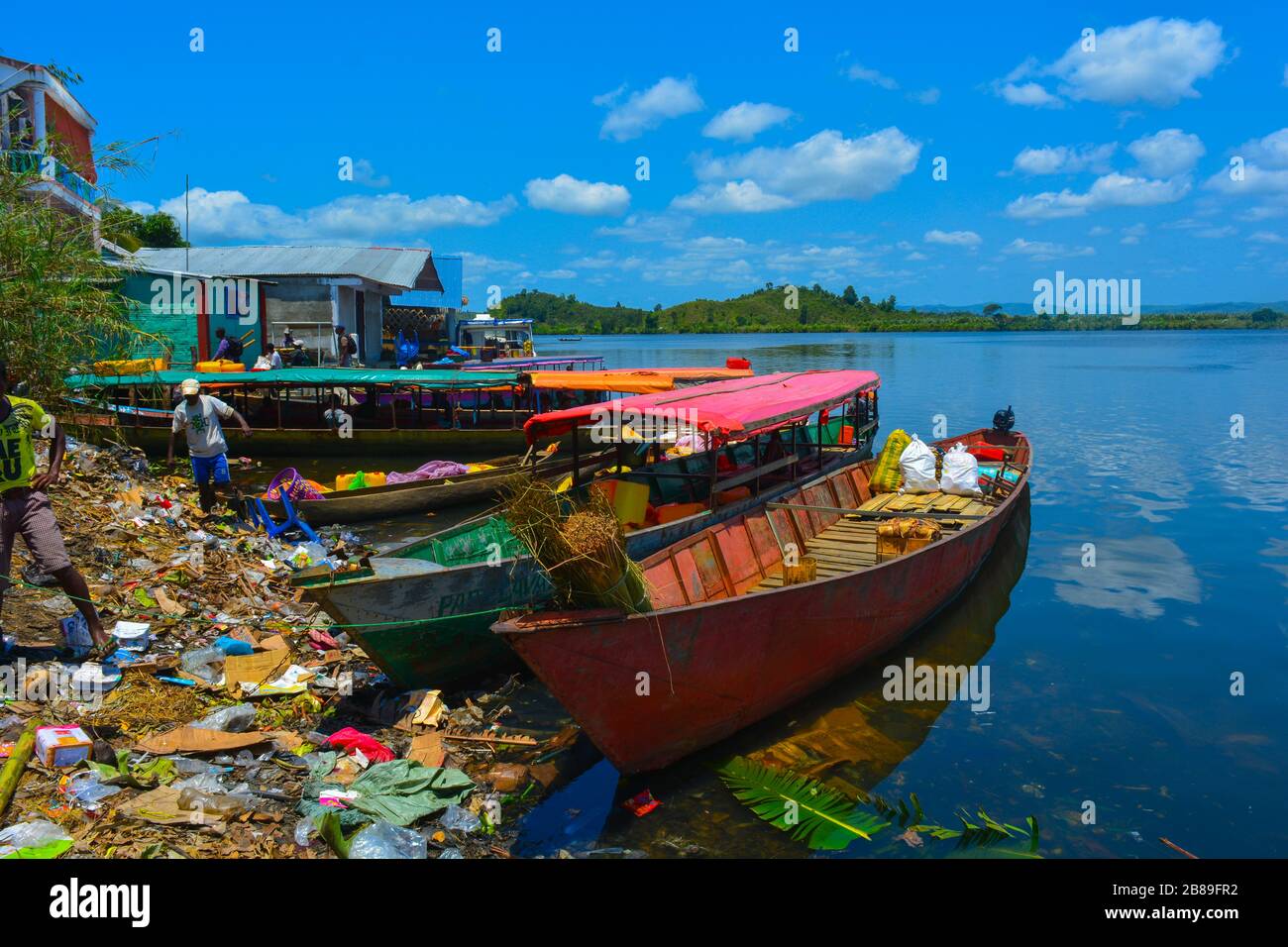 Soanierana Ivongo, Madagascar, Africa - 09/01/20: Un piccolo porto africano povero, sporco e molto inquinato. Vecchie barche arrugginite e navi aspettano la partenza Foto Stock