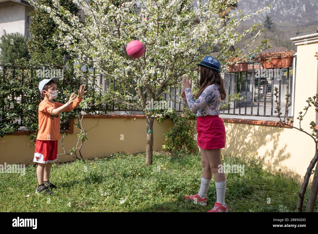 Bambini che giocano con maschera per Coronavirus covid 19 Foto Stock