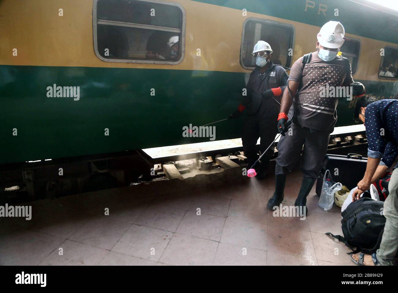 Karachi, Pakistan. 20 Marzo 2020. I lavoratori disinfettano una stazione ferroviaria nella città portuale pakistana meridionale di Karachi, il 20 marzo 2020. Mentre escludeva un blocco completo del paese, il primo ministro pakistano Imran Khan Friday ha esortato la gente ad adottare le distanze sociali come misura precauzionale per contenere la diffusione del COVID-19. Secondo le statistiche del governo federale, finora in Pakistan sono stati confermati 457 casi di COVID-19. Credit: Xinhua/Alamy Live News Foto Stock