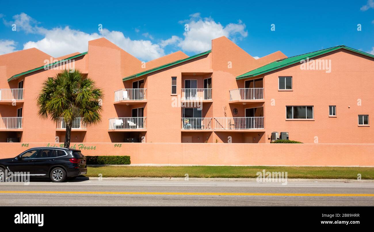 Un piccolo complesso condominio su Lido Key a Sarasota, Florida, Stati Uniti. Foto Stock