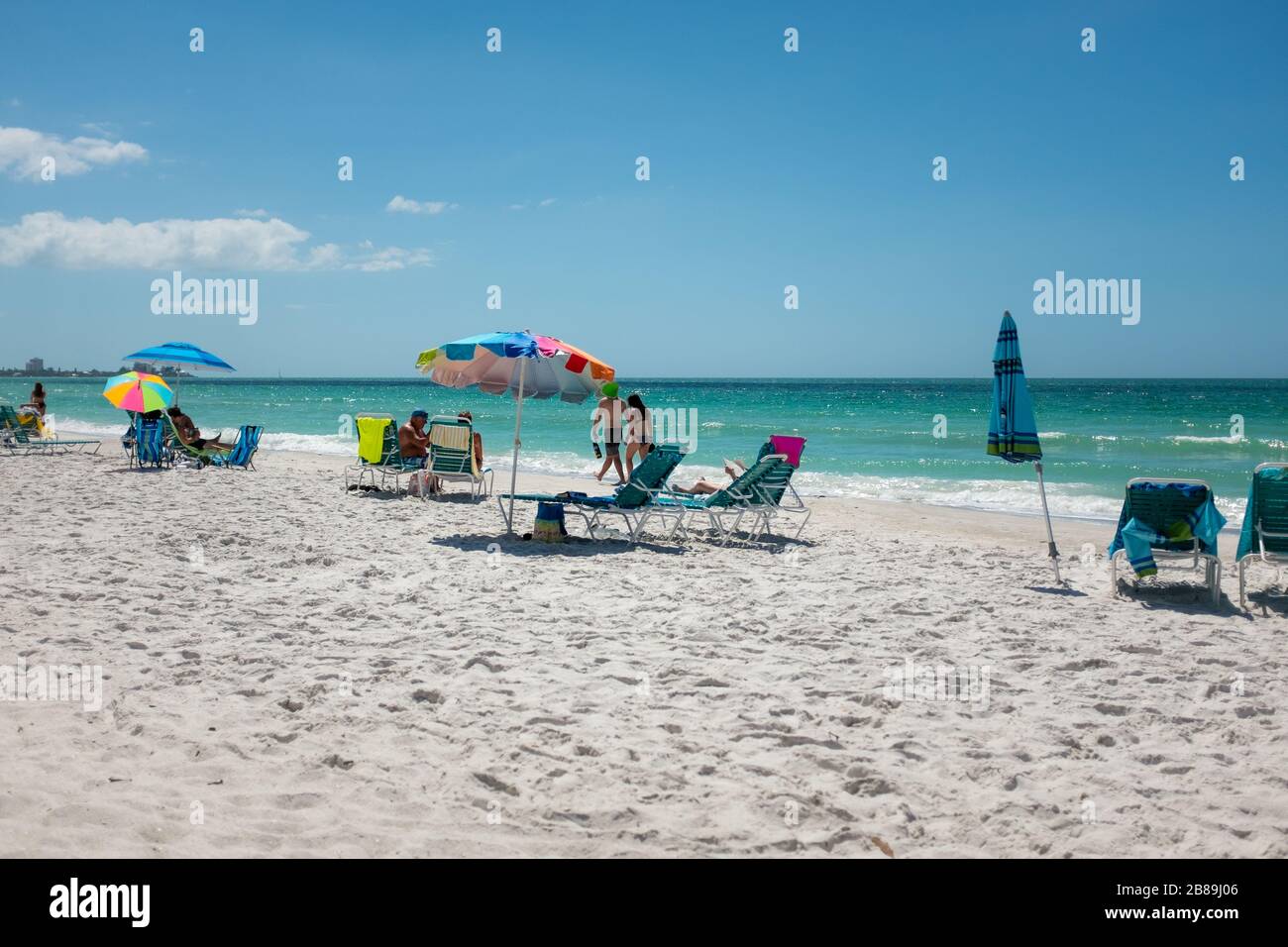 Gli amanti della spiaggia e le barche si legano e godono il caldo sole della Florida durante la pausa primaverile annuale sulla Baia di Sarasota. Foto Stock