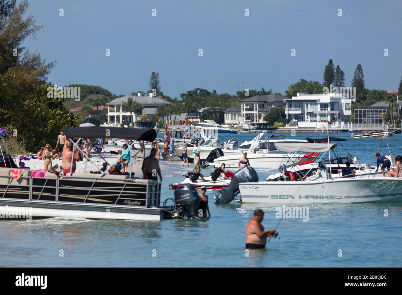 Gli amanti della spiaggia e le barche si legano e godono il caldo sole della Florida durante la pausa primaverile annuale sulla Baia di Sarasota. Foto Stock