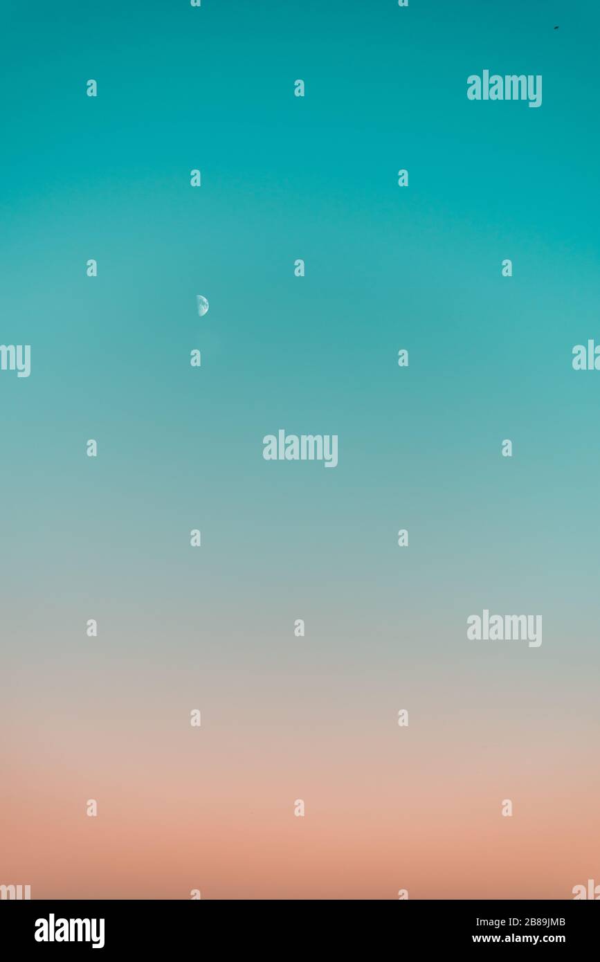 Cielo in pendenza al tramonto con la Luna Foto Stock