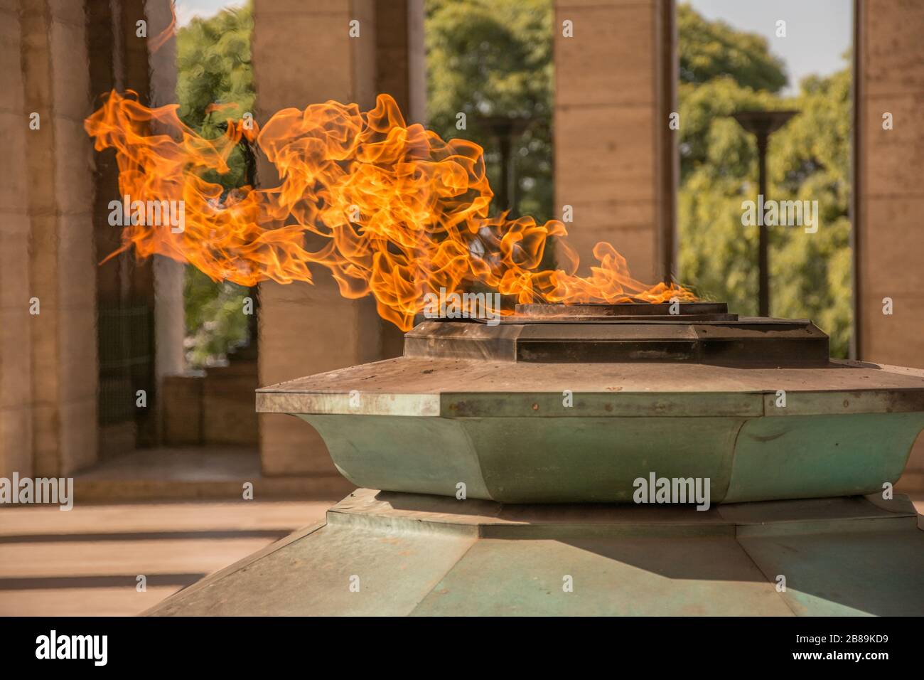 Fuoco che esce da un monumento Foto Stock