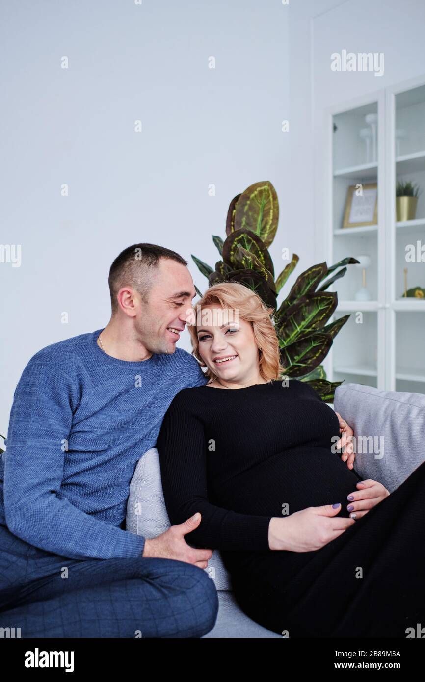 la coppia amorosa gioisce nella gravidanza che si aspetta un bambino Foto Stock