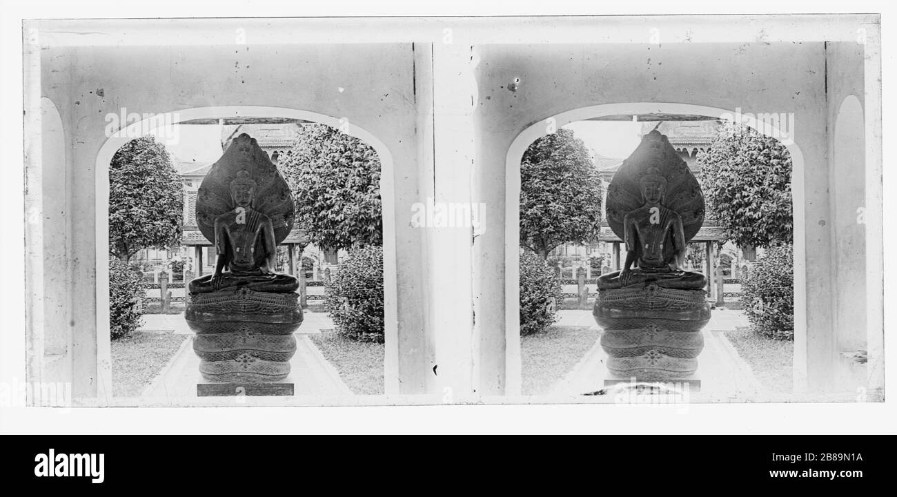 Museo Nazionale, Bangkok. Alcune delle più belle sculture del sud-est asiatico provengono da Srivijaya, un primo regno buddista mahayana che, nel suo periodo di massimo splendore, includeva gran parte della Thailandia peninsulare attuale, Giava, Sumatra e Malaya. Questo Mucalinda delicato ma potente, scolpito nel periodo medievale nel vecchio centro di Srivijayan di Chaiya, si rifà al precedente stile Srivijayan. Fotografia stereoscopica intorno al 1910. Fotografia su lastra di vetro asciutta della collezione Herry W. Schaefer. Foto Stock