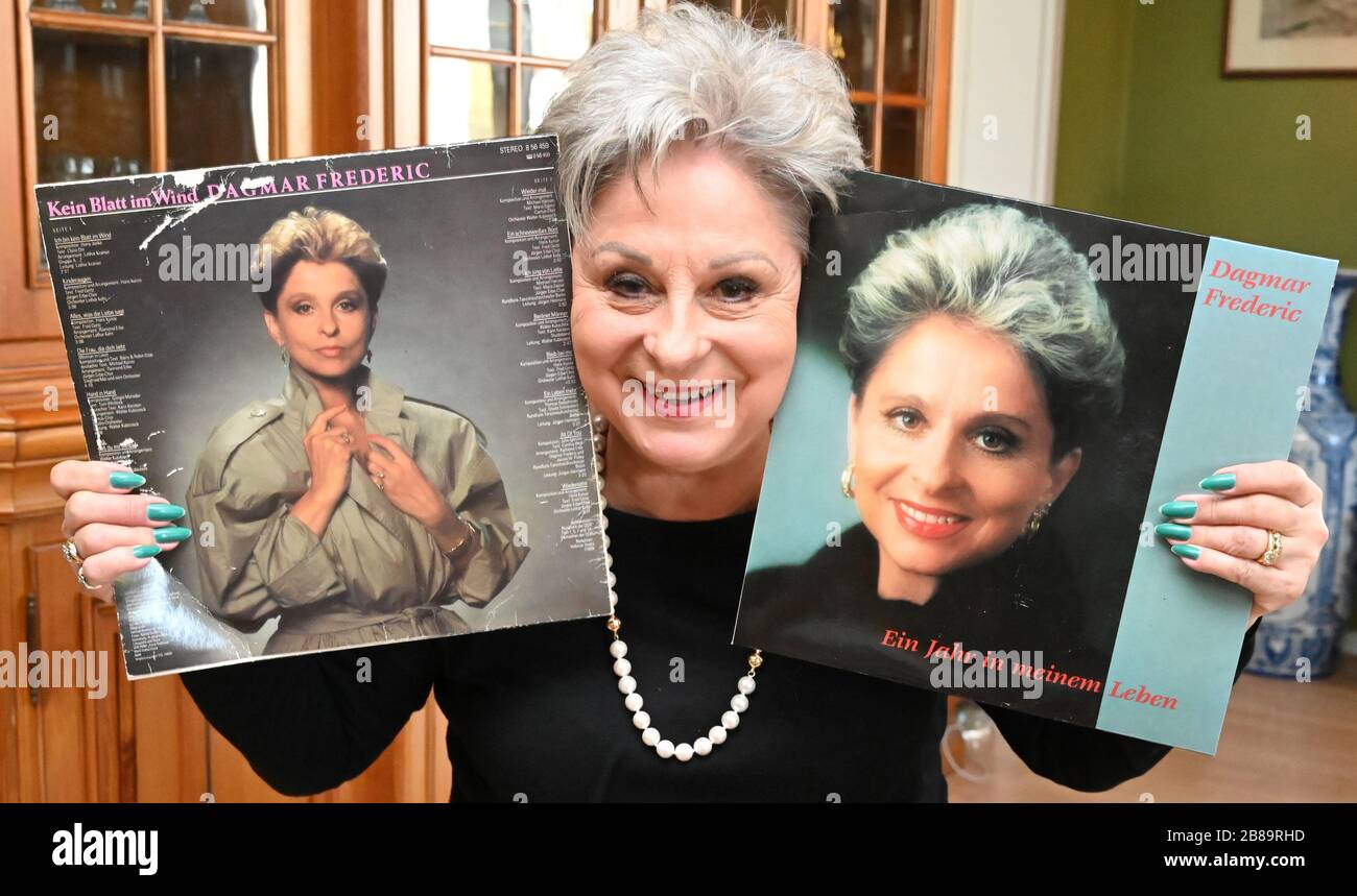 Berlino, Germania. 17 Marzo 2020. La cantante di Schlager Dagmar Frederic, registrata nel suo appartamento a Köpenick, tiene nelle sue mani il suo ultimo record di Amiga 'Kein Blatt im Wind' del 1989 (l) e uno dei primi dischi dopo la caduta del comunismo 'Ein Jahr in meinem Leben' (1992). Credit: Bernd Settnik/dpa-Zentralbild/dpa/Alamy Live News Foto Stock