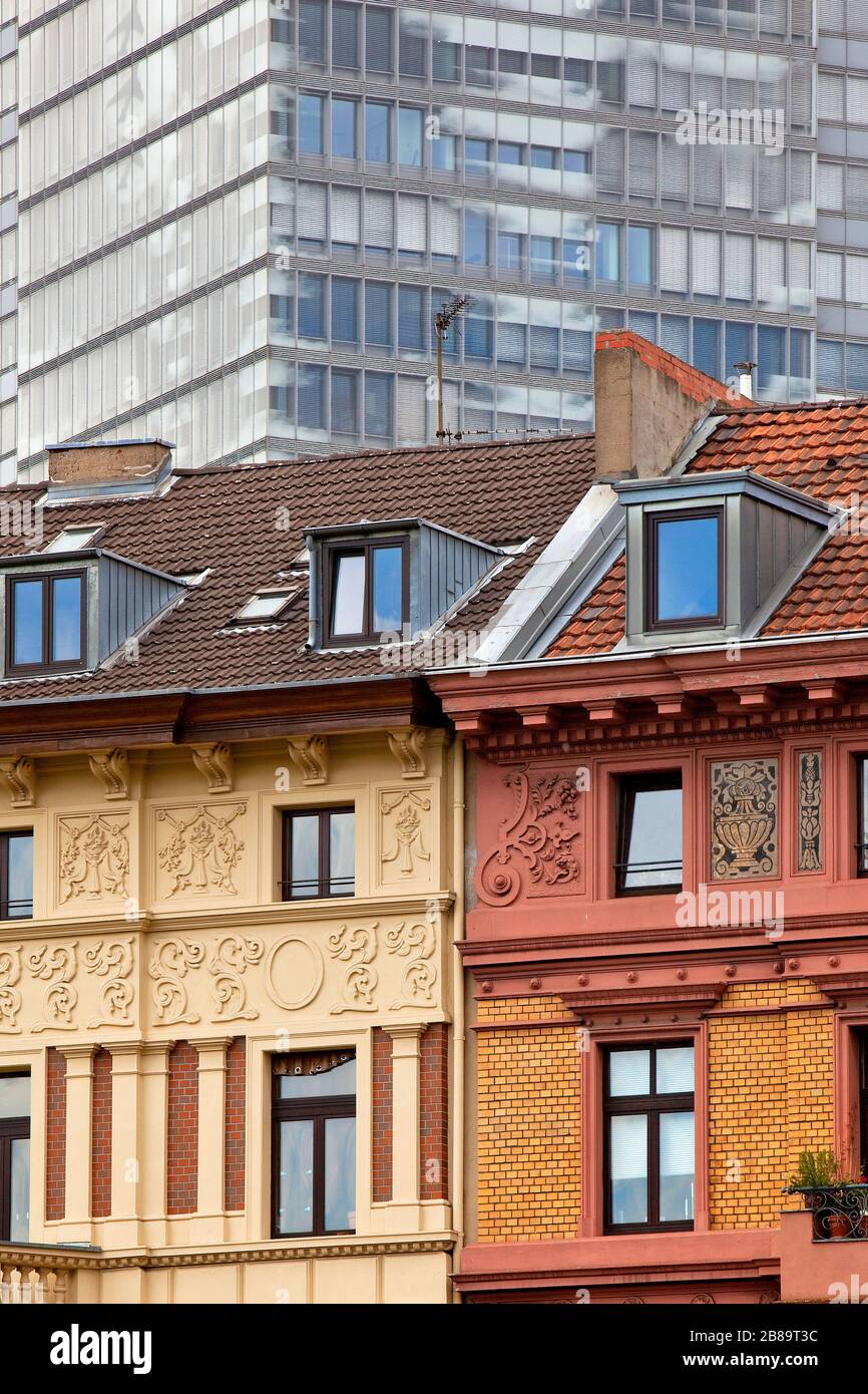 Contrasti architettonici, appartamenti di fronte a Koelnturm, Mediapark, Germania, Nord Reno-Westfalia, Colonia Foto Stock