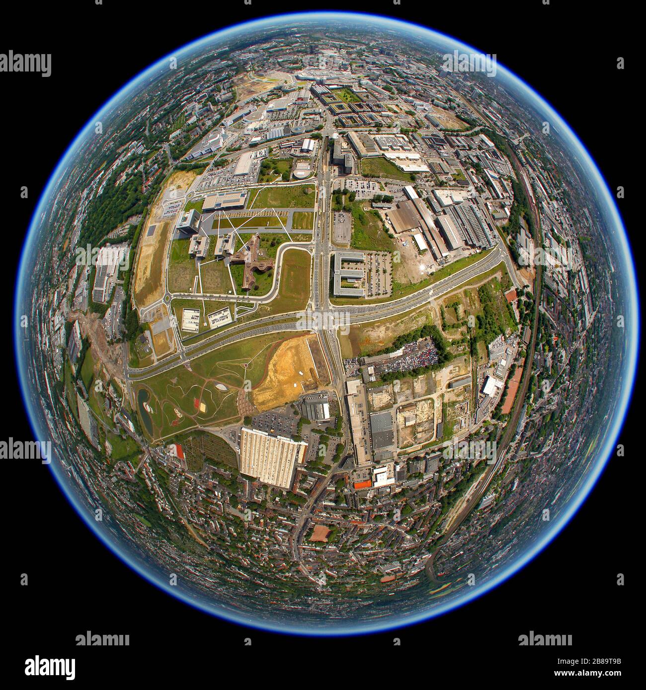 Business Park a Essen con sede principale di ThyssenKrupp, Audi Centre, Porsche Centre, agenzia governativa, 17.06.2011, vista aerea, Germania, Nord Reno-Westfalia, Ruhr Area, Essen Foto Stock